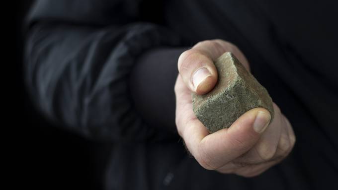 Zürcher Staatsanwaltschaft eröffnet Verfahren gegen Steinwerfer 