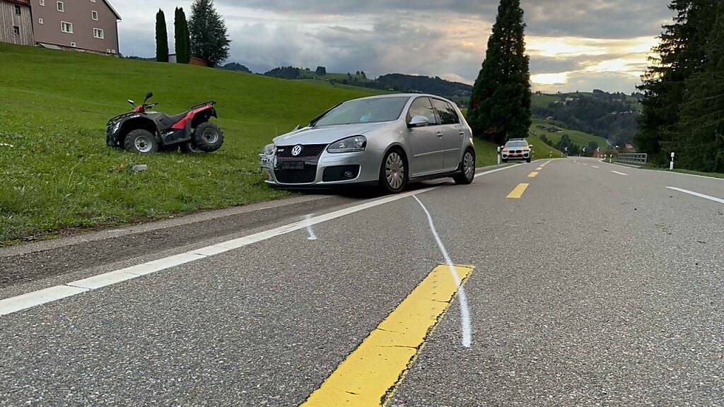 Der Quad wurde beim Unfall in Trogen am Samstag in eine Wiese geschleudert, wie die Kantonspolizei Appenzell-Ausserrhoden mitteilte.