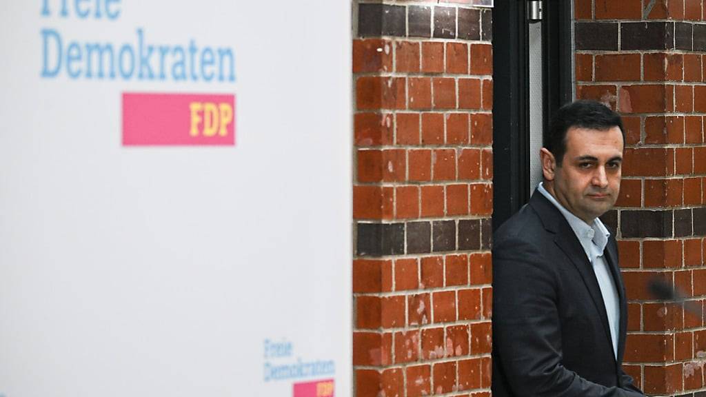 dpatopbilder - Bijan Djir-Sarai zieht die Konsequenzen aus dem Bekanntwerden eines Strategiepapiers der Liberalen zum Ampel-Ausstieg und tritt zurück. Foto: Sebastian Christoph Gollnow/dpa