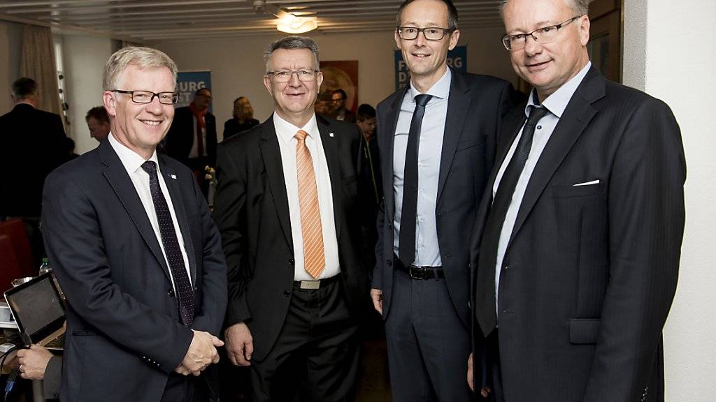 Das bürgerliche Quartett mit den bisherigen Staatsräten Jean-Pierre Siggen, Georges Godel, Maurice Ropraz und Neuling Olivier Curty (zweiter von rechts) freut sich über den Erfolg im ersten Wahlgang.