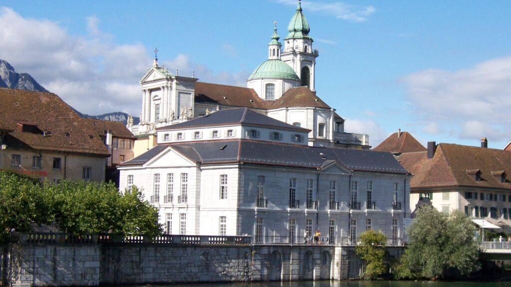 Das Palais Besenval direkt an der Aare in Solothurn. Dahinter die St. Ursen-Kathedrale.