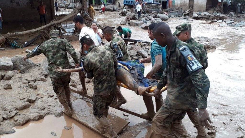 Nothilfe: Kolumbianische Soldaten evakuieren ein Opfer der Schlammlawine in Mocoa.