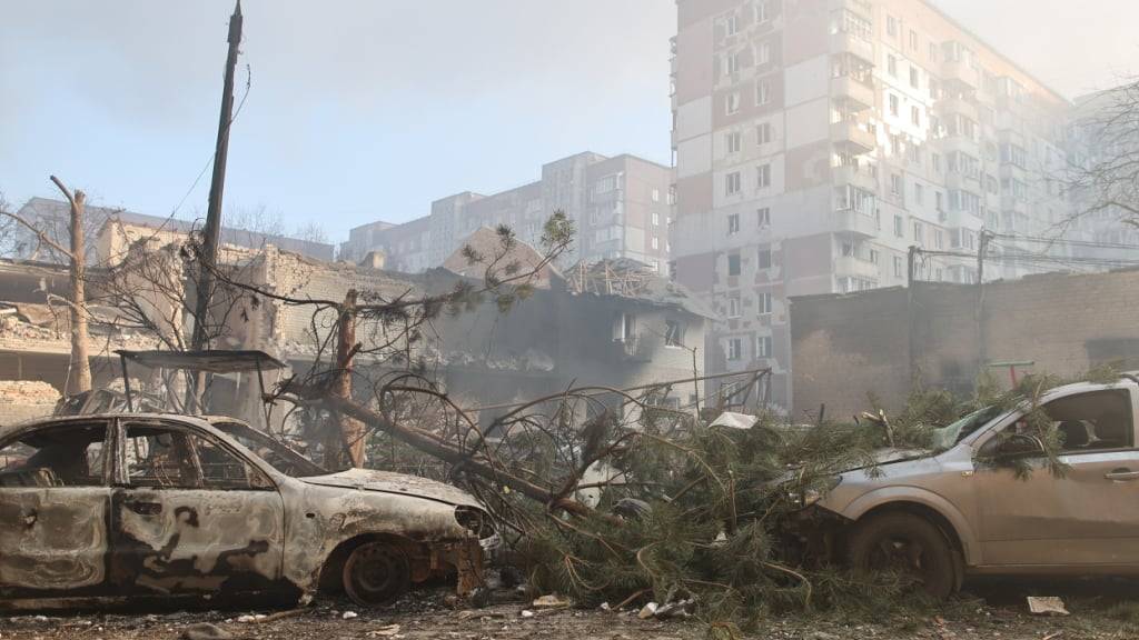 Verbrannte Autos sind vor einem Wohnhaus zu sehen, das bei einem russischen Angriff auf die ukrainische Stadt Ternopil schwer beschädigt wurde. Foto: Vlad Kravchuk/AP/dpa