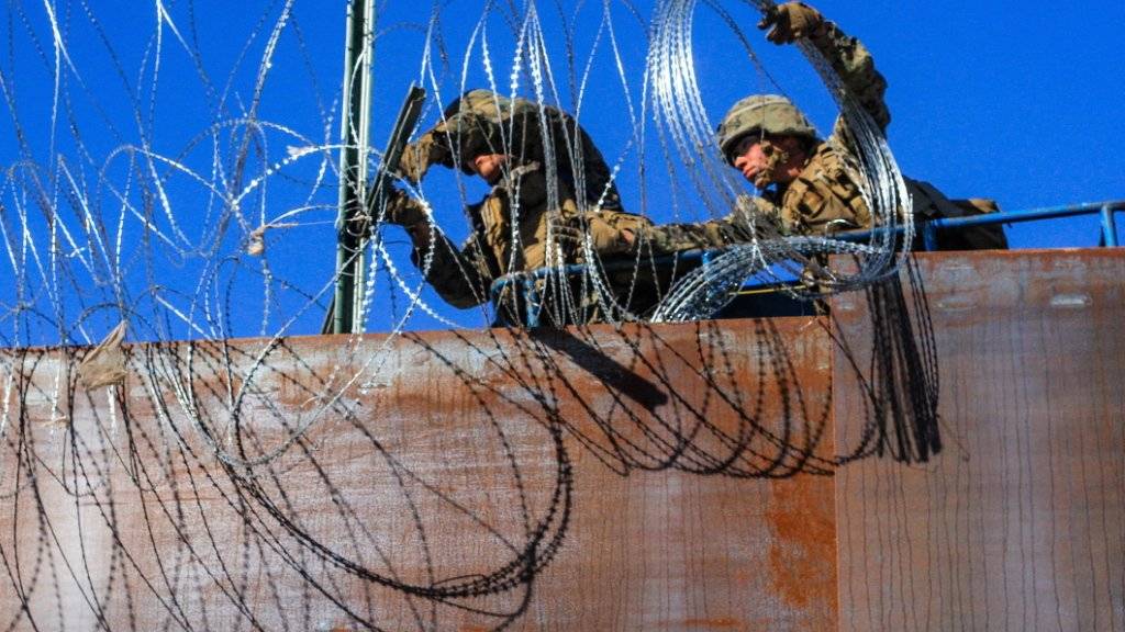 Amerikanische Soldaten verstärken den Grenzzaun zwischen den USA und Mexiko. Am Dienstag versuchten etwas 20 Migranten den Zaun zu erklettern. (Foto: Joebeth Terriquez/EPA)