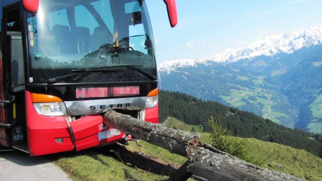 Dank dem Eingreifen eines Touristen ist dieser Reisebus knapp vor dem Abgrund zum Stehen gekommen.