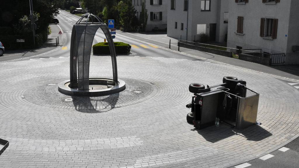 Bei einem Unfall wurde eine Frau im Fahrzeug eingeklemmt.