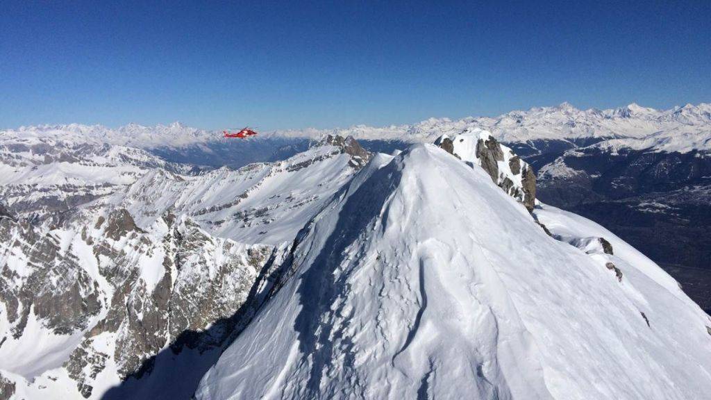 Der Rega-Helikopter musste Bergretter auf dem Gipfel des Grand Muveran absetzen, um den erschöpften Bergsteiger zu retten.