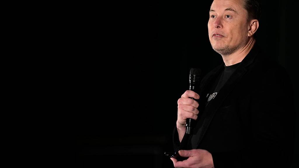 Schon seit Jahren war bekannt, dass Elon Musk beim Twitter-Kauf zu spät das Überschreiten einer wichtigen Beteiligungs-Marke meldete. Die Ermittlungen münden nun in einer Klage der Börsenaufsicht. (Archivbild)