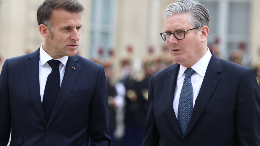 Der britische Premierminister Keir Starmer (r) und der französische Präsident Emmanuel Macron verlassen nach einem multinationalen Koalitionsgipfel im Elysee-Palast. Foto: Tom Nicholson/Pool Getty/AP/dpa