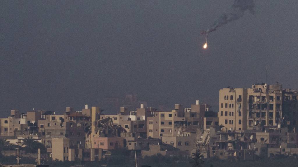 Eine Leuchtrakete der israelischen Armee ist über dem Gazastreifen zu sehen. Foto: Leo Correa/AP