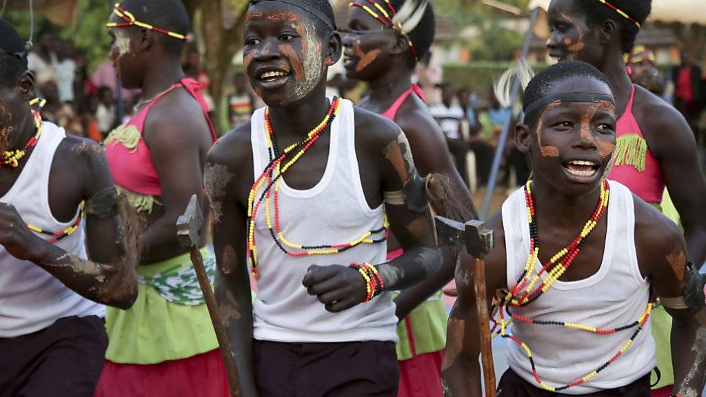 Schwierige Reintegration: Ehemalige Kindersoldaten tanzen im Rahmen der Musiktherapie zusammen mit der örtlichen Bevölkerung in Gulu, Uganda. Die Kinder wurden von der Lord's Resistance Army entführt und zwangsrekrutiert. (Archiv)