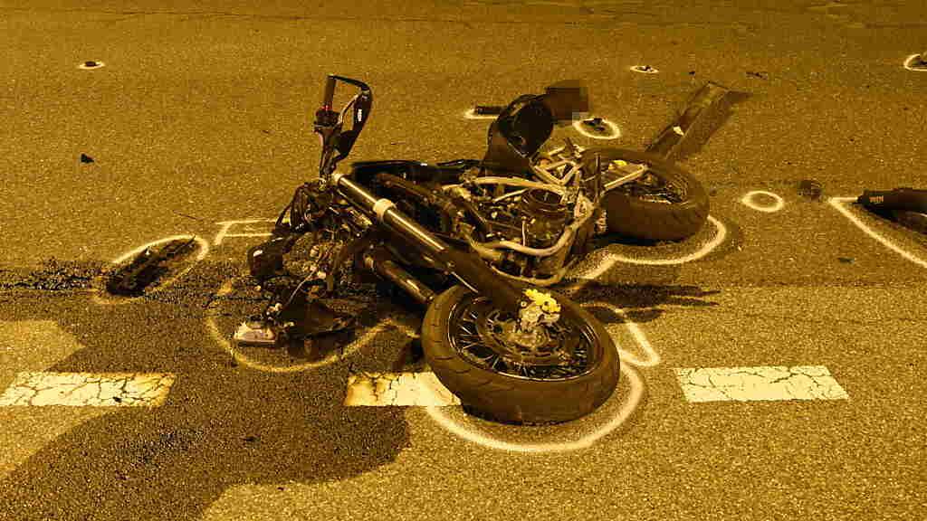 Das Motorrad des 19-jährigen Fahrers, der beim Zusammenprall mit einem Auto in Sargans SG schwer verletzt wurde.