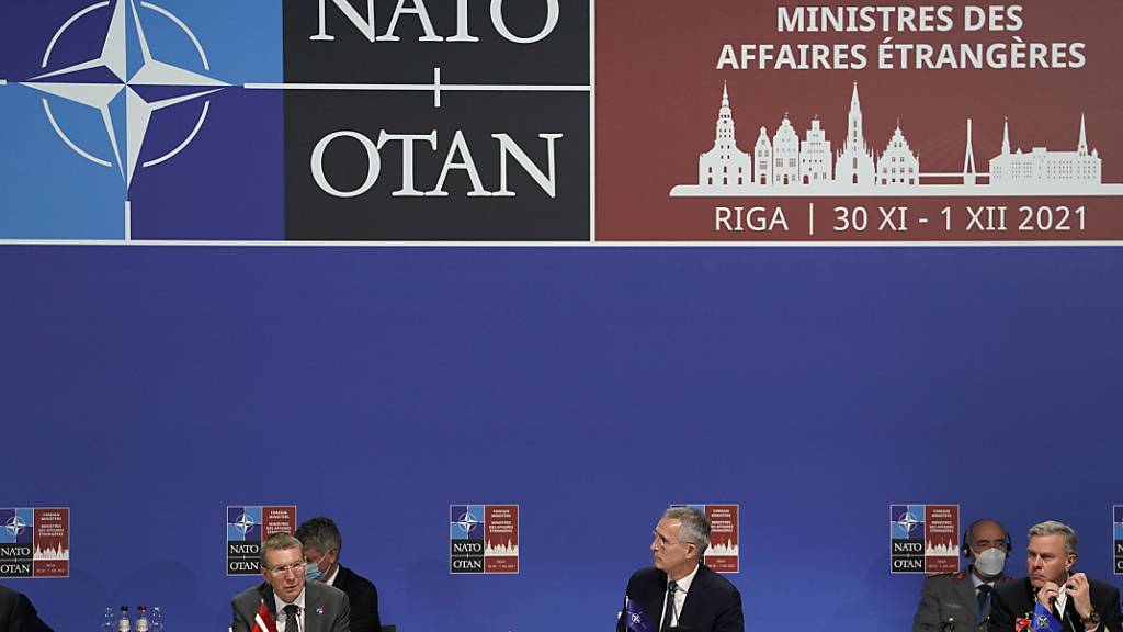 Jens Stoltenberg (3.v.r), Nato-Generalsekretär,   Edgars Rinkevics (2.v.l), Außenminister von Lettland, Admiral Rob Bauer (r), der Vorsitzende des NATO-Militärausschusses, und Mircea Geoana (l), der stellvertretende NATO-Generalsekretär, nehmen am Treffen der NATO-Außenminister teil. Foto: Roman Koksarov/Pool AP/AP/dpa