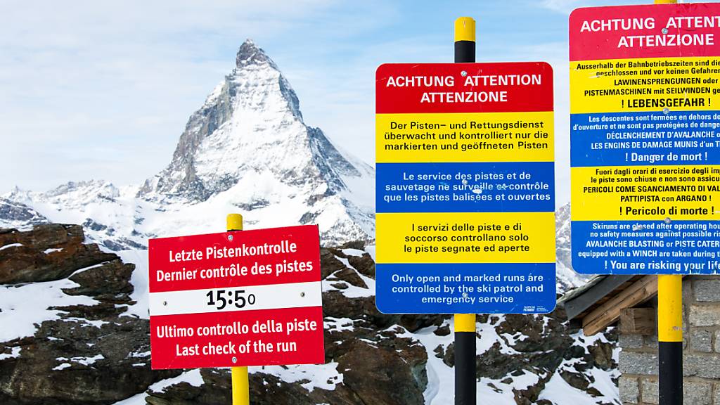 In der Schweiz gehört Mehrsprachigkeit zum Alltag. Das zeigen die Pistenschilder vom Matterhorn-Gipfel in Zermatt. Warum das so ist, thematisiert das Landesmuseum in Zürich in der Ausstellung «Sprachenland Schweiz».