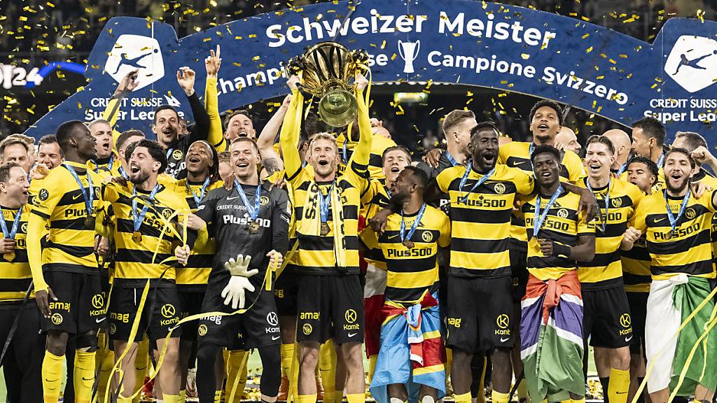 Fabian Lustenberger stemmt den Meisterpokal in die Luft