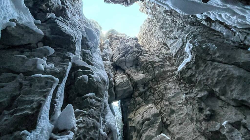 Der Skitourenfahrer konnte aus dem Karstloch auf der Schrattenfluh in der Gemeinde Flühli LU gerettet werden.