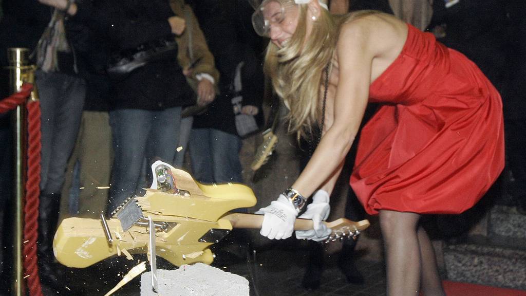 Gitarre zerschlagen