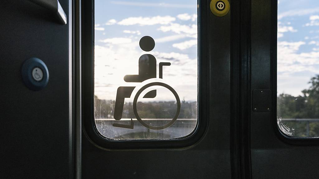 Nach wie vor treffen etwa Menschen im Rollstuhl im öffentlichen Raum auf zahlreiche Hindernisse.