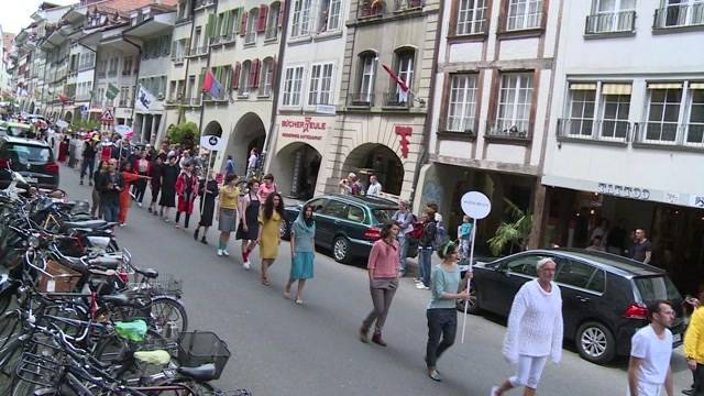 Modeshow auf den Pflastersteinen der Berner Altstadt