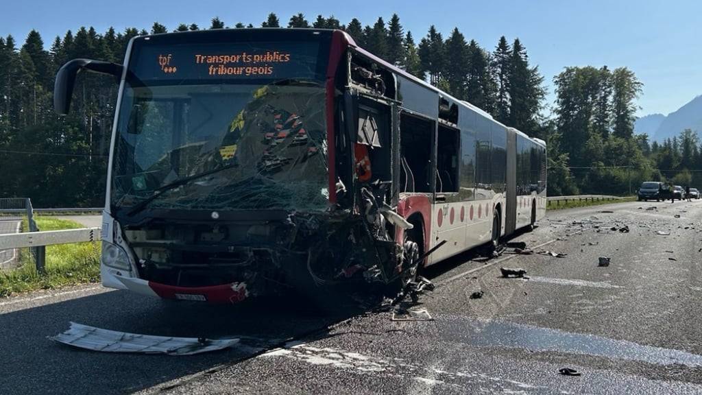 So sah der Linienbus nach der Kollision aus.