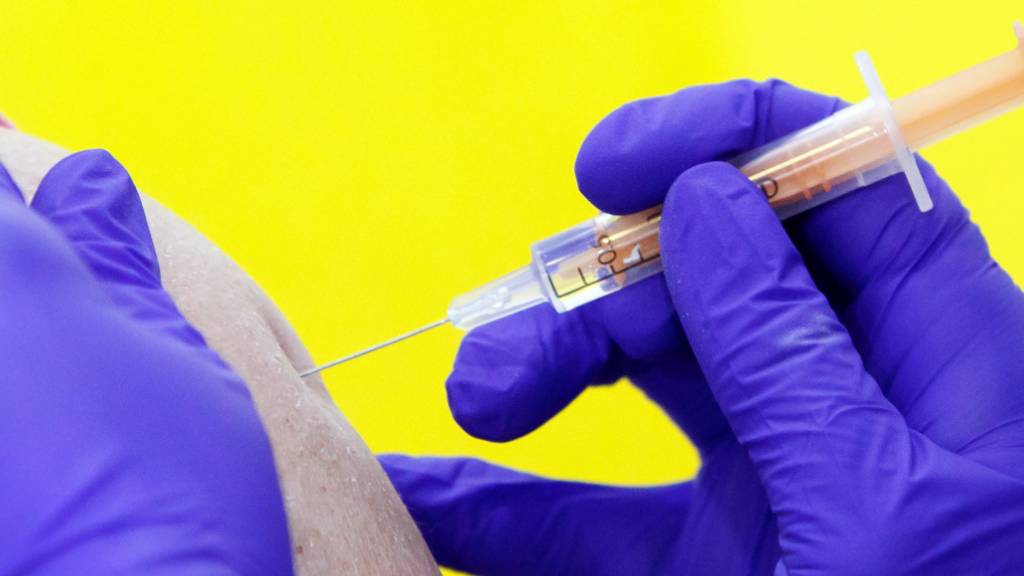 Briten wollen bis Ende Juli allen Erwachsenen Impfung anbieten