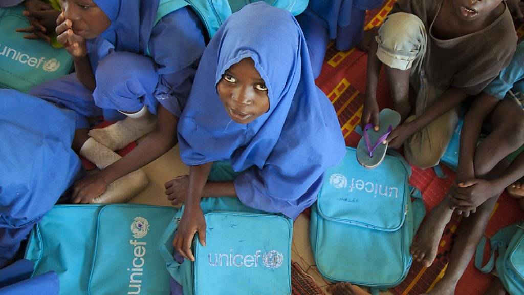 Von der Kinderhilfsorganisation Unicef betreute Kinder aus einem Krisengebiet  in Nigeria gehen in die Schule. Laut Unicef leben weltweit über 500 Millionen Kinder in Krisen-und Katastrophengebieten.