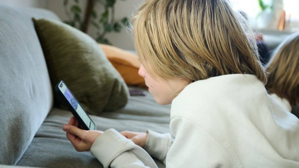 Bei über der Hälfte der Familien in der Schweiz ist die Internetnutzung der Kinder ein Zankapfel. (Symbolbild)