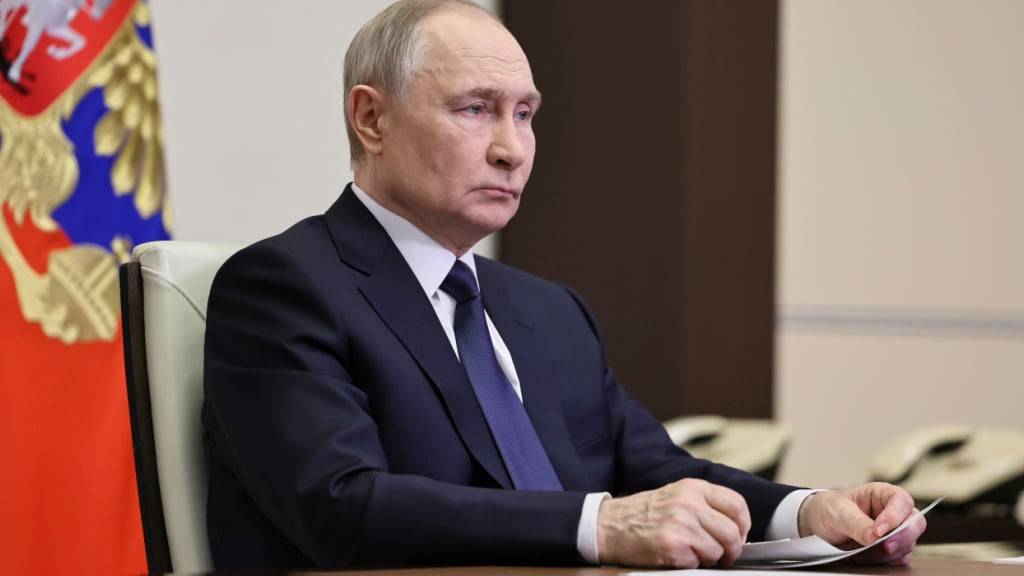 HANDOUT - Russlands Präsident Wladimir Putin in einer Residenz außerhalb von Moskau. Foto: Alexander Kazakov/Pool Sputnik Kremlin/dpa