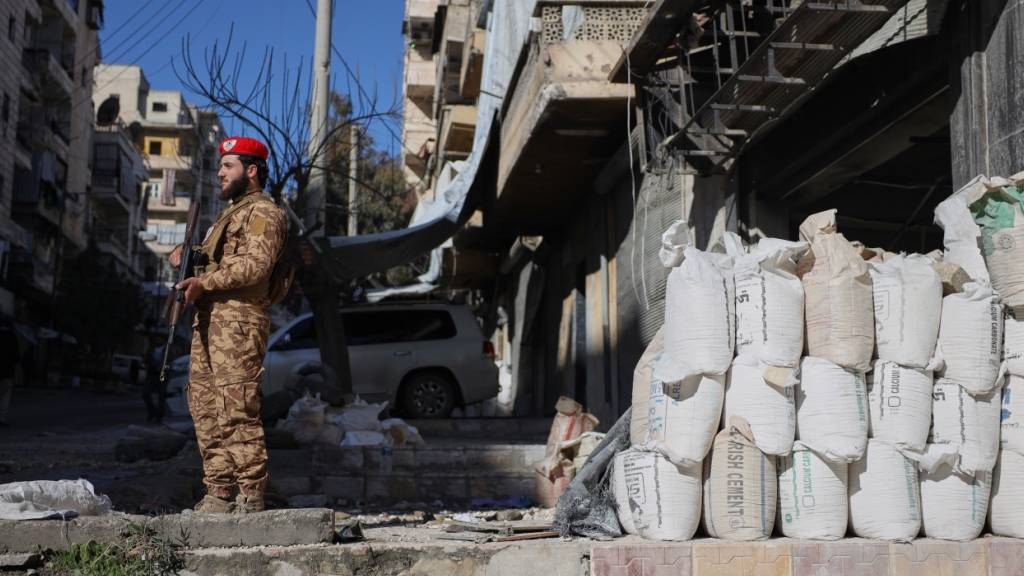 Ein syrischer Militärpolizist steht auf einer Straße in Aleppo Wache. Foto: Omar Albam/AP/dpa