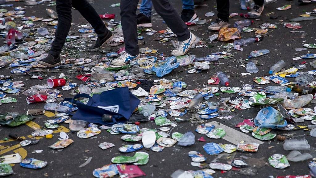 Abfallberge nach der Street Parade 2017: Der Bundesrat rechnet damit, dass die Abfallmenge in der Schweiz in Zukunft noch zunehmen wird. (Archivbild)