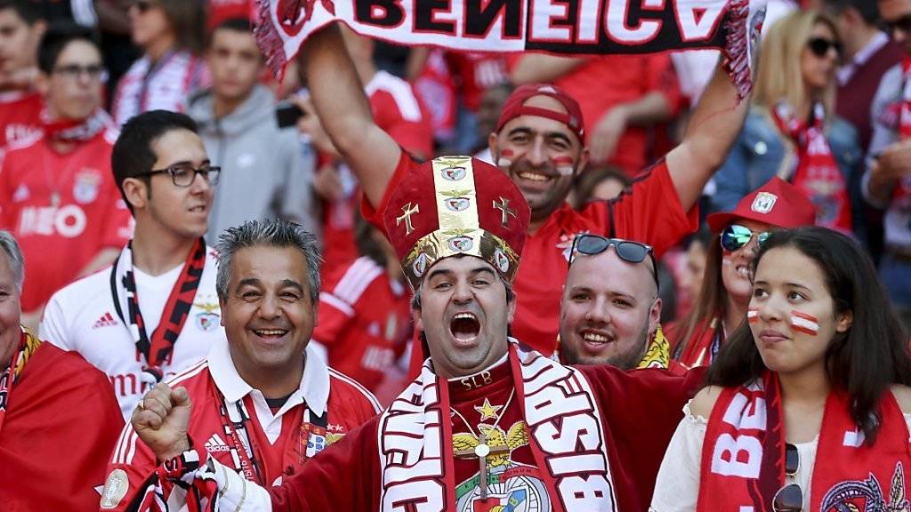 Glückliche Fans vom alten und neuen Meister Benfica Lissabon
