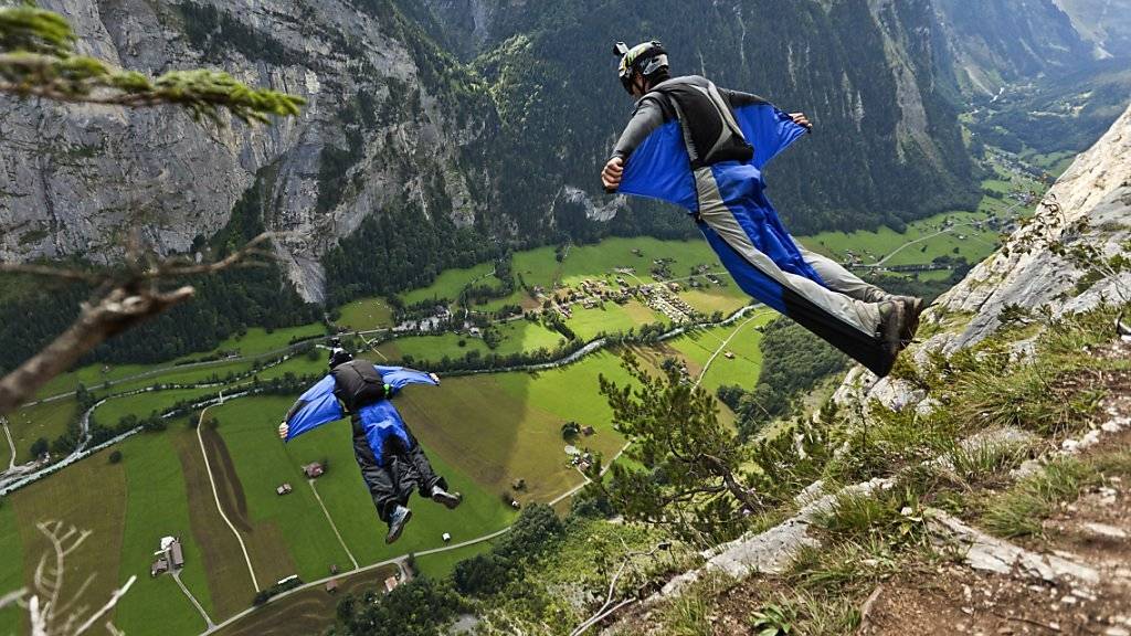 Zwei Basejumper springen in der Region Lauterbrunnen in die Tiefe. Für einen Basejumper mit Wingsuit hat ein solcher Sprung am Freitag tödlich geendet. (Symbolbild)