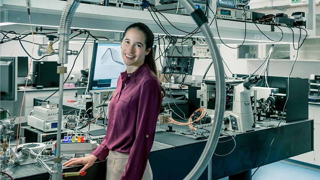 ETH-Professorin Vanessa Wood erforscht, wie sich die elektrischen und optischen Eigenschaften von Nanomaterialien verbessern lassen. Dabei geht es auch darum, Lebensdauer und Ladegeschwindigkeit künftiger Batterien zu verbessern.