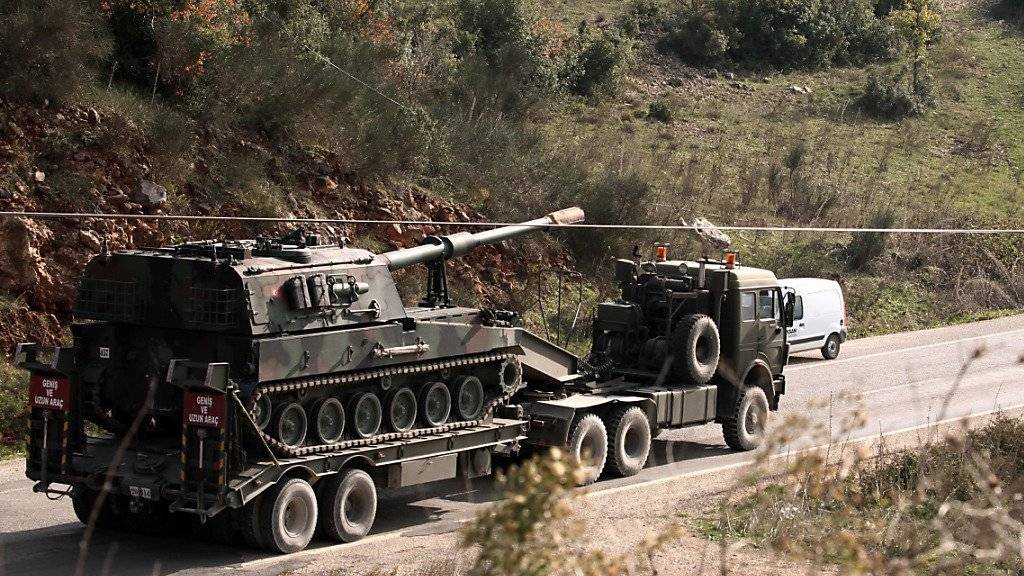 Transport eines türkischen Panzers unterwegs zur syrischen Grenze (Archiv)