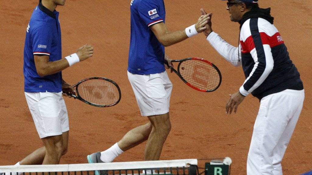 Frankreichs Davis-Cup-Captain Yannick Noah freut sich mit dem französischen Doppel über die Führung gegen Serbien