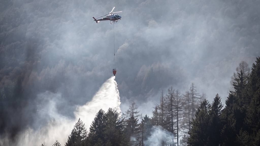 An der Grenze von Graubünden nach Italien helfen Helikopter beim Löschen. (Symbolbild)