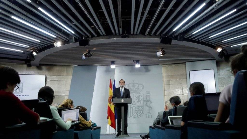 Ministerpräsident Mariano Rajoy spricht am Freitagabend nach der Ministerratssitzung vor den Medien.