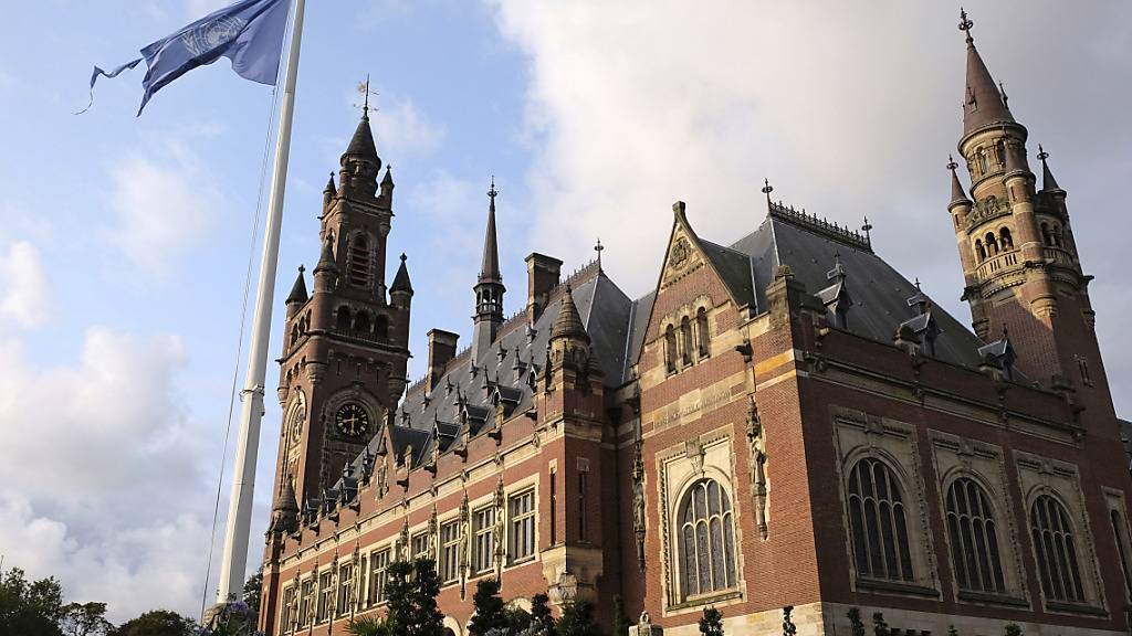ARCHIV - Die Flagge der Vereinten Nationen weht im Wind vor dem Internationalen Gerichtshof in Den Haag. Foto: Mike Corder/AP/dpa
