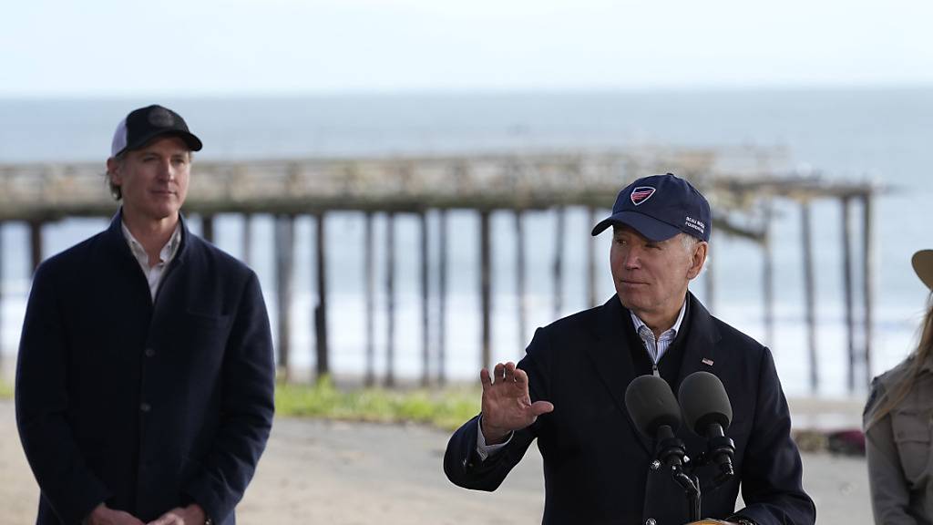Joe Biden, Präsident der USA, spricht, während Gavin Newsom (l), Gouverneur von Kalifornien, im Seacliff State Park zuhört. Foto: Susan Walsh/AP/dpa