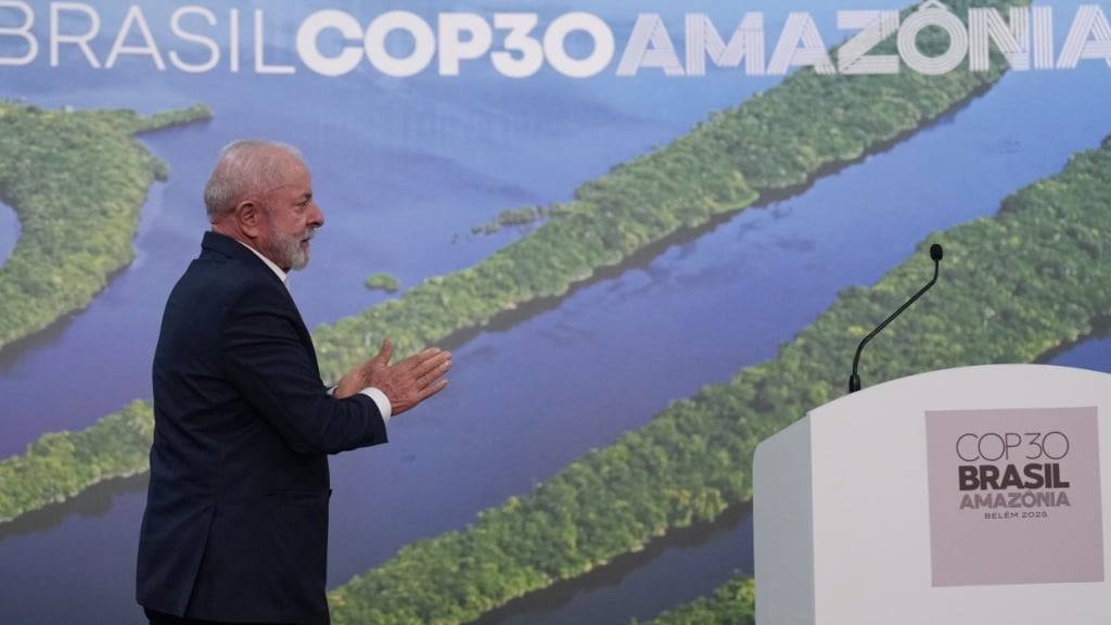 Der brasilianische Präsident Luiz Inacio Lula da Silva kommt zu einer Pressekonferenz während des UN-Klimagipfels COP30. Foto: Andre Penner/AP/dpa