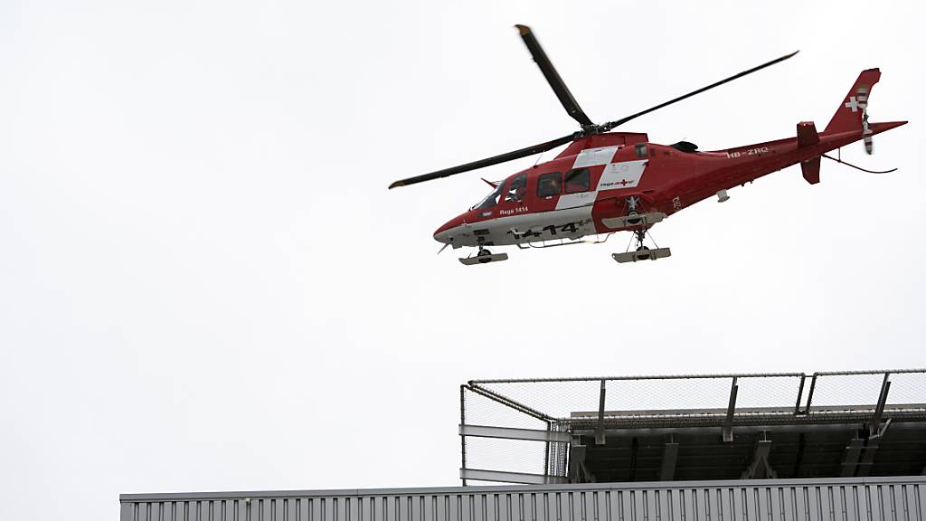 Ein Helikopter der Rega flog den verunfallten Arbeiter ins Spital. (Symbolbild)