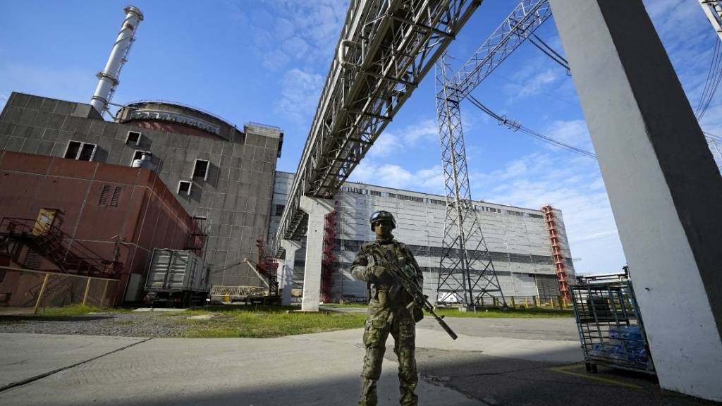 ARCHIV - Ein russischer Soldat bewacht einen Bereich des Kernkraftwerks Saporischschja in einem Gebiet unter russischer Militärkontrolle im Südosten der Ukraine. Foto: -/AP/dpa