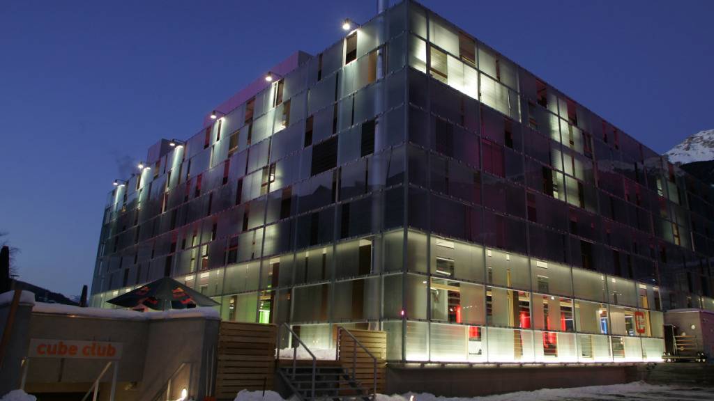 Das ehemalige Hotel Cube in Savognin - hier kurz nach der Eröffnung 2005 - wird ab Dezember als Jugendherberge genutzt. (Archivbild)