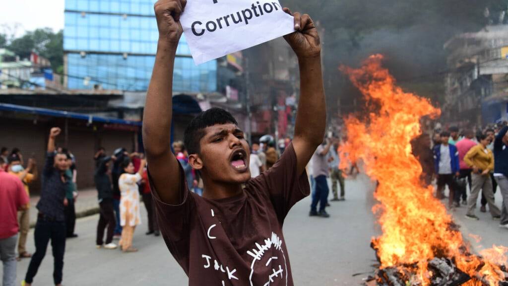 Ein Demonstrant ruft Slogans. Foto: Safal Prakash Shrestha/ZUMA Press Wire/dpa