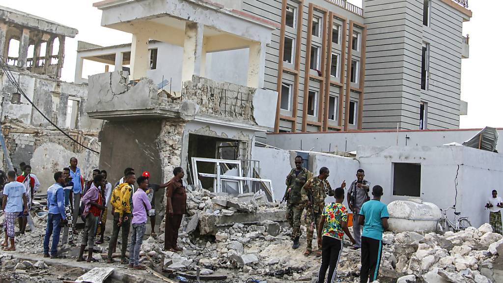 Sicherheitskräfte inspizieren am Folgetag das zerstörtes Hotel. Bei einem großangelegten Terrorangriff auf ein Hotel in der somalischen Hauptstadt Mogadischu sind mehrere Menschen getötet worden. Foto: Farah Abdi Warsameh/AP/dpa
