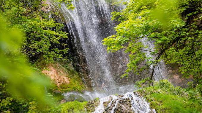 Camping-Abenteuer geht schief: 17-Jährige stürzt bei Wasserfall ab