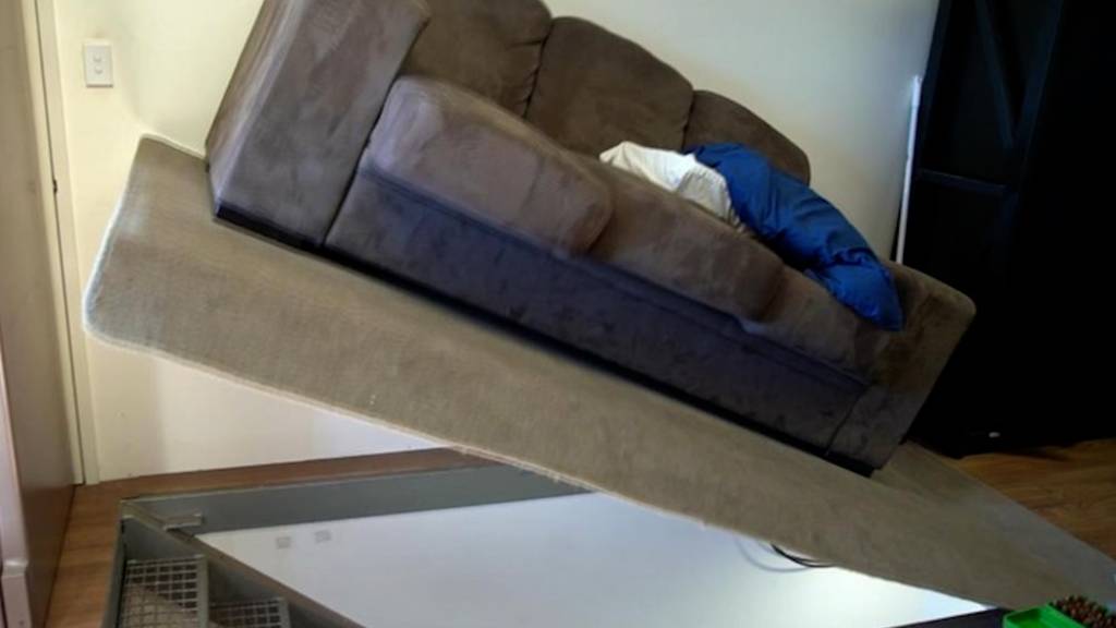 Polizei findet geheimen Waffenbunker unter Sofa