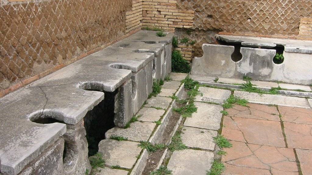 Nicht so hygienisch wie angenommen: römische Bedürfnisanstalt in Ostia Antica bei Rom.
