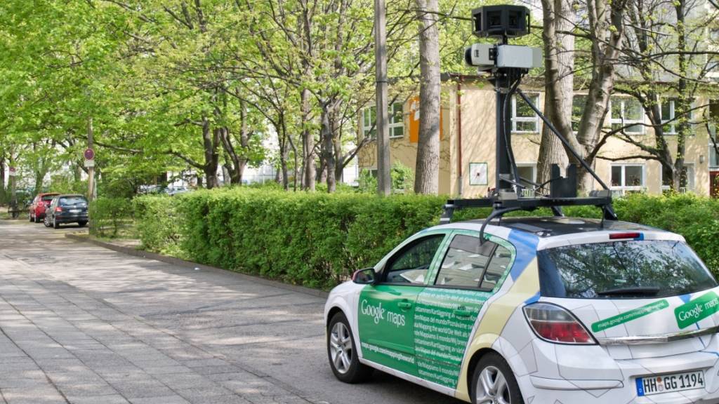 ARCHIV - Google Street View ging in Deutschland vor zehn Jahren an den Start. Mit speziellen Kameraautos filmt Google weltweit immer wieder die Straßen ab. Foto: Tobias Kleinschmidt/dpa