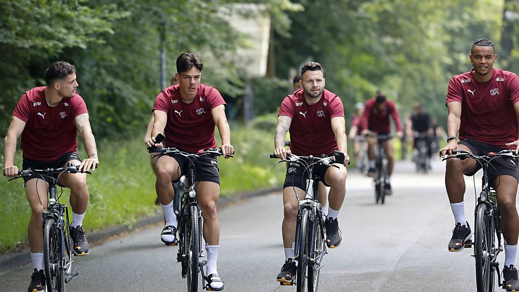 Granit Xhaka, Ardon Jashari, Renato Steffen und Manuel Akanji auf dem Weg ins Abschlusstraining